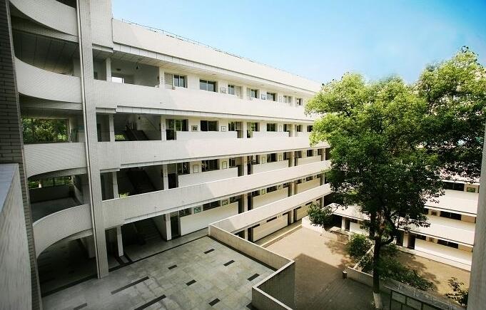 綦江縣楊地灣學?！赋踔胁俊?></a></div>
            <dl>
              <dt><a href=