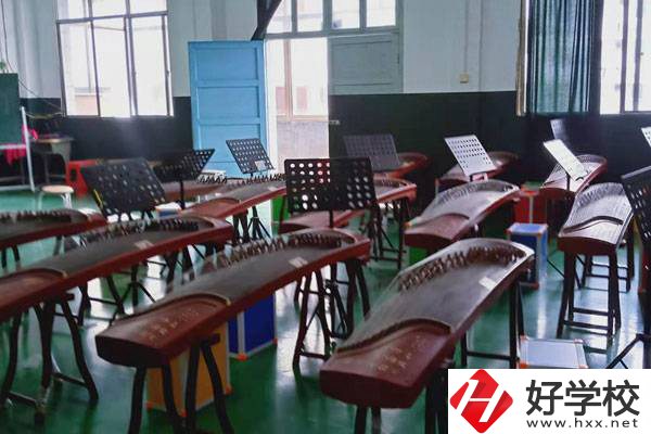 武岡市精益職業技術學校古箏室