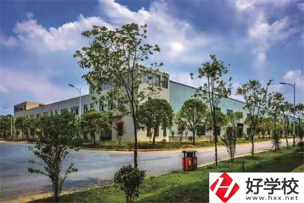 邵陽紡織技工學校的地址在哪？到校有什么必帶物品？
