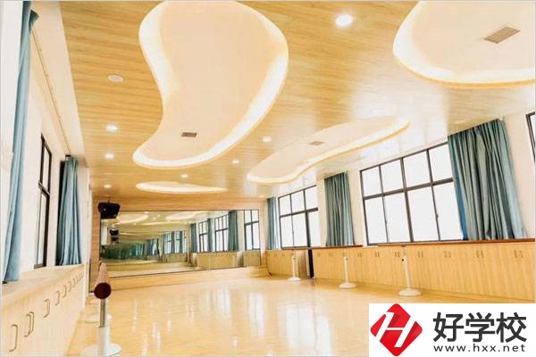衡陽市湘鵬中等職業技術學校舞蹈室