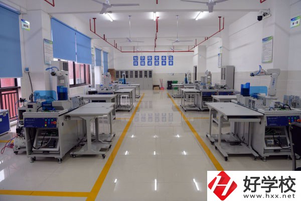 華容縣職業中專實訓室