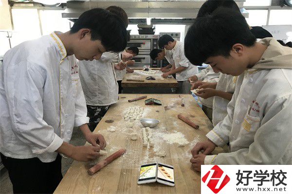 懷化中專學費是多少？有什么資助政策？