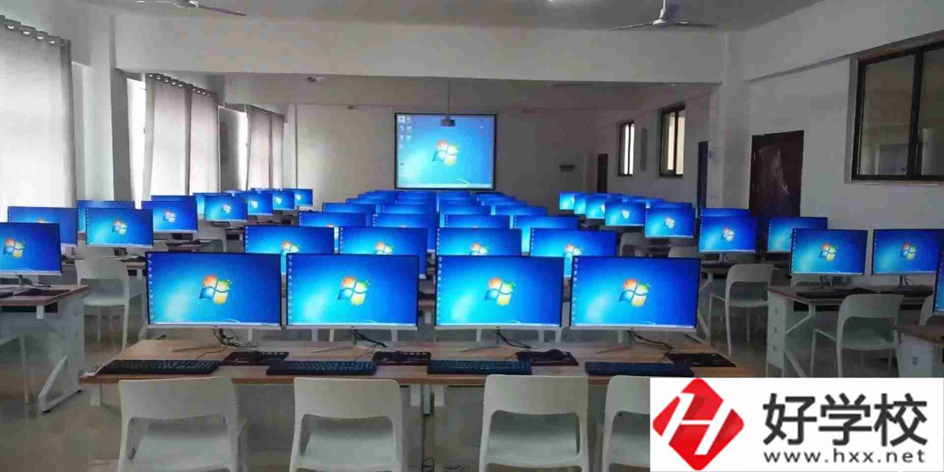 洞口縣鳳凰職業技術學校實訓室