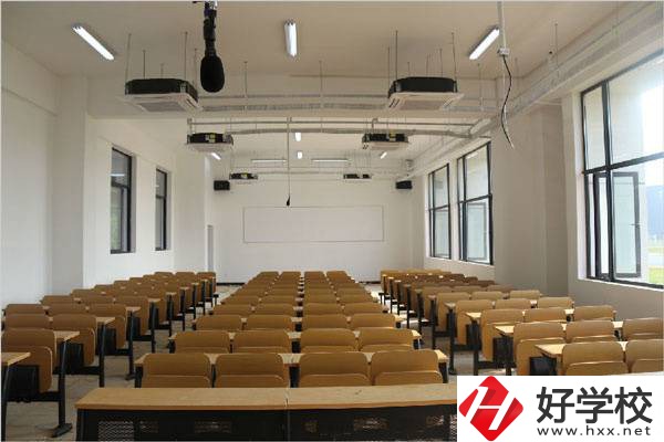 湖南吉利汽車職業技術學院教室