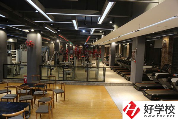 湖南懷化商業學校是中專嗎？學校環境好不好？