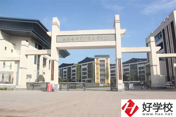 懷化市新晃縣職業中專的管理怎么樣？嚴格嗎？