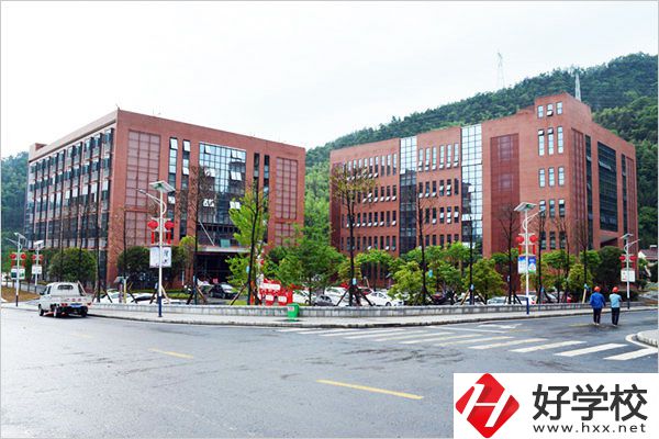 安化縣職業中專學校師資怎么樣？環境好不好？