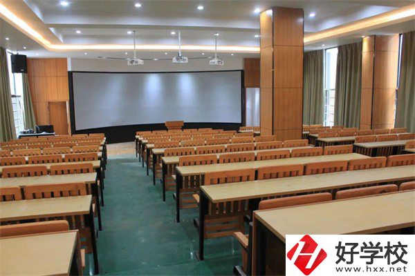 通道侗族自治縣職業技術學校會議室