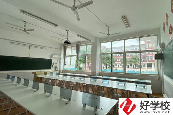 湖南都市職業學院實訓室
