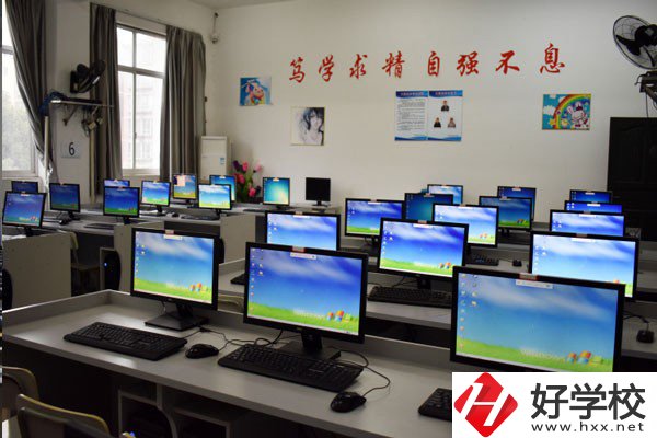 益陽電腦美術職業學校實訓室