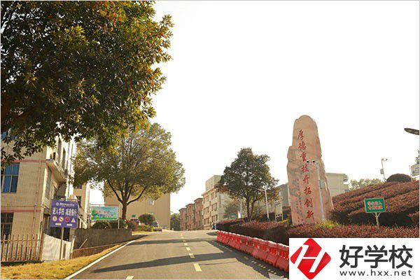 湘潭有開設航空服務專業的中職學校嗎？學費是多少？