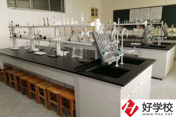 湖南工商職業學院(中職部)實訓室