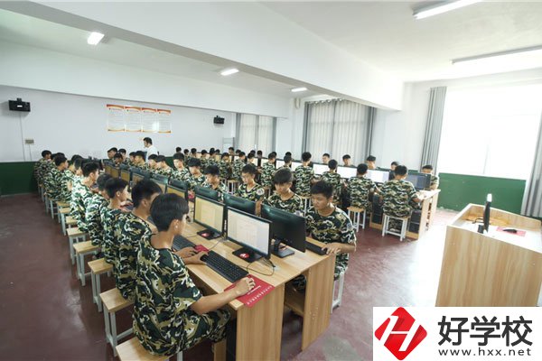 益陽東方職業技術學校實訓室