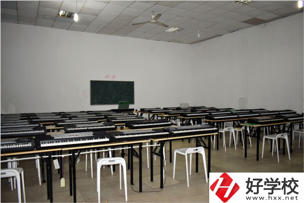 益陽電腦美術職業學校實訓室