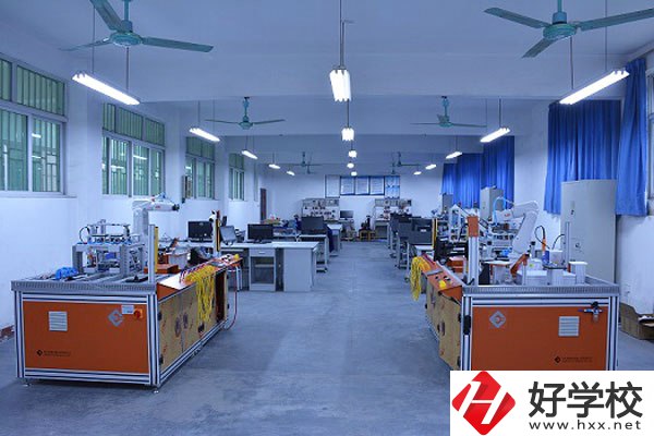 郴州工業交通學校實訓室