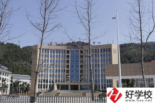 保靖縣中等職業技術學校大門