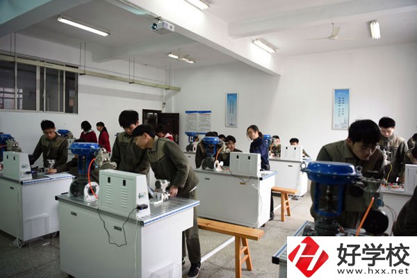 中南工業學實訓室