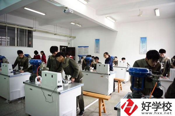 中南工業學校實訓室