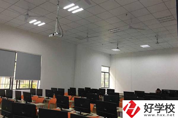 湘潭計算機職業技術學校實訓室