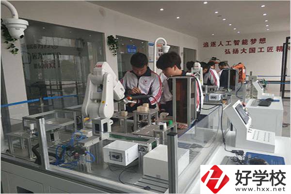 隆回華星職業技術學校實訓室