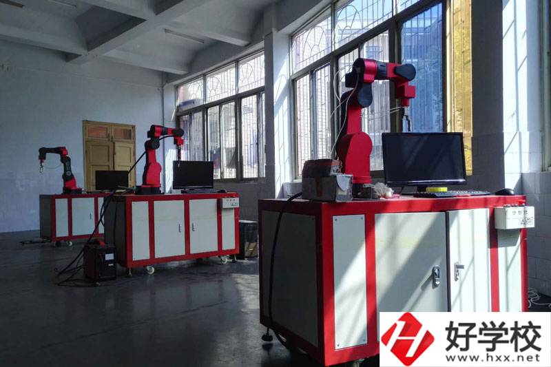 岳陽網絡工程職業學院實訓室