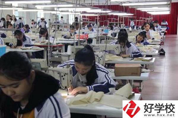 湖南省武岡市藍深職業技術學校實訓室