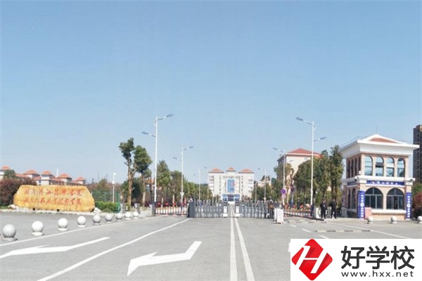 湖南九嶷職業技術學院(中職部)大門
