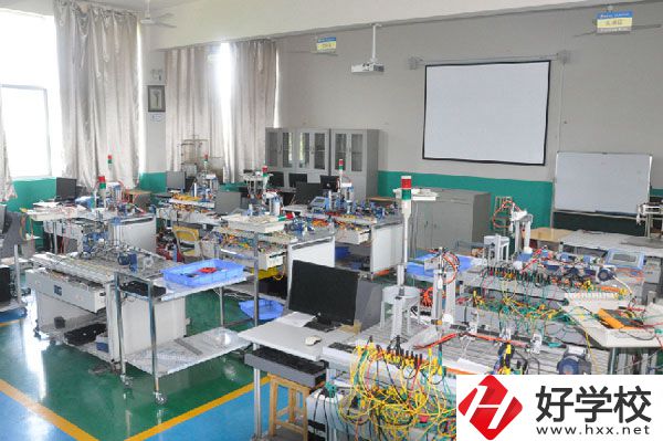湖南懷化工業中等專業學校實訓室