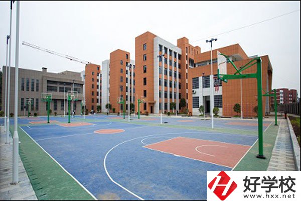 鳳凰縣職業中專學校運動場.jpg