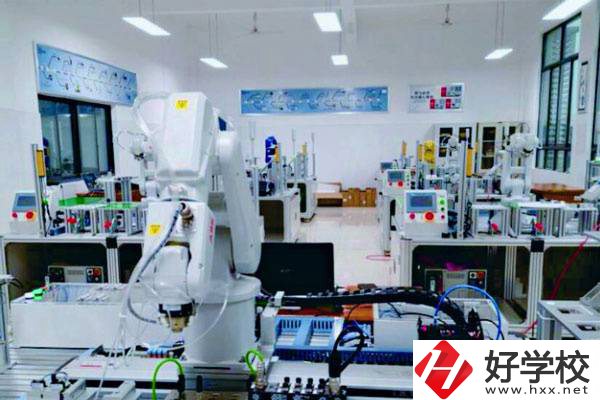 望城區職業中專是什么性質的學校？一學期要多少錢？