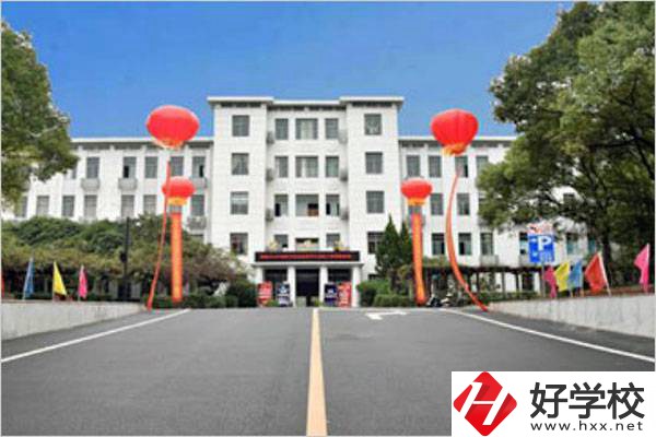 湘鋼高級技校有什么優勢?學費多少?