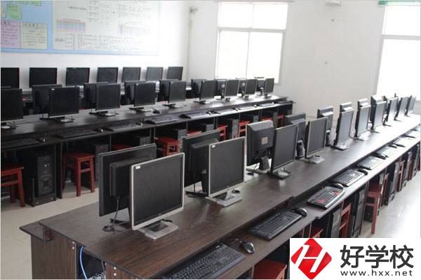 湘鄉市華光電子工業職業技術學校實訓室