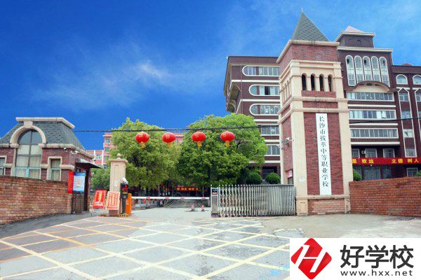長沙市拔萃中等職業學校有哪些專業？學費是多少？