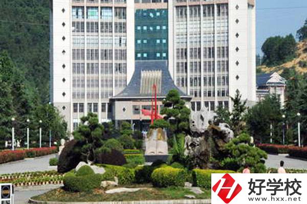 湘西州經濟貿易學校是民辦還是公辦的？學校設施如何？