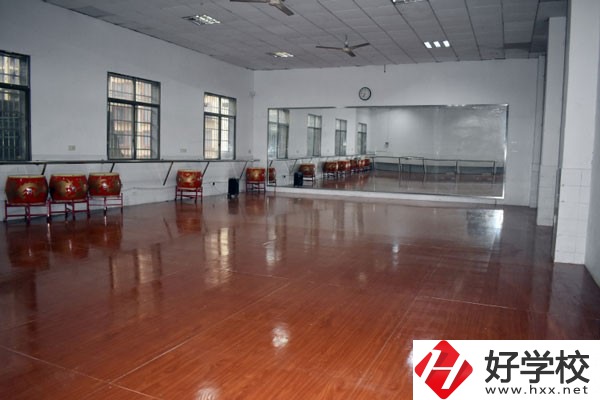 益陽電腦美術職業學校實訓室