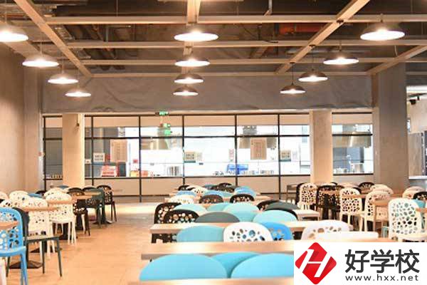 長沙湘麓醫藥中專食堂