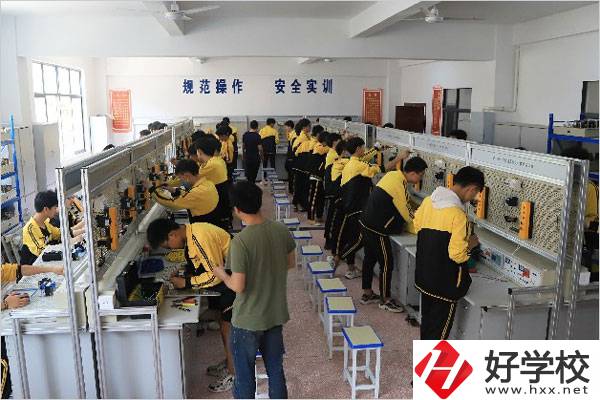 湖南澧縣職業中專學校實訓室
