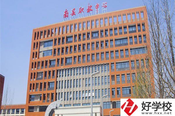 南縣職業中等專業學校大門