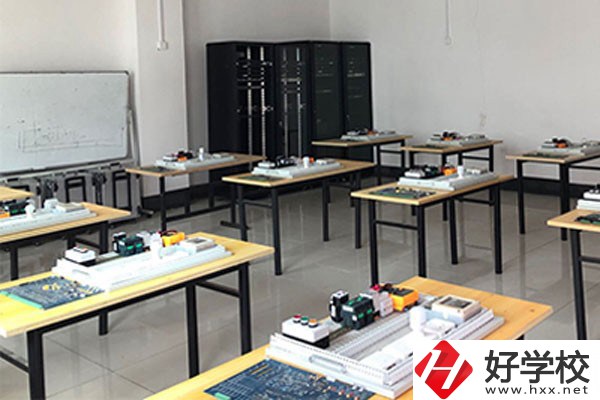 益陽華中物聯網中等職業學校實訓室
