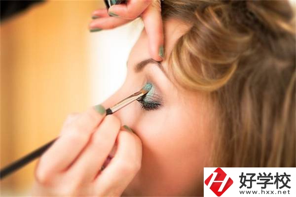 在湖南女生讀技校學什么專業最吃香？就業前景怎么樣？