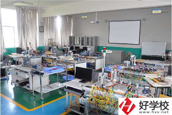 懷化工業高級技工學校實訓室