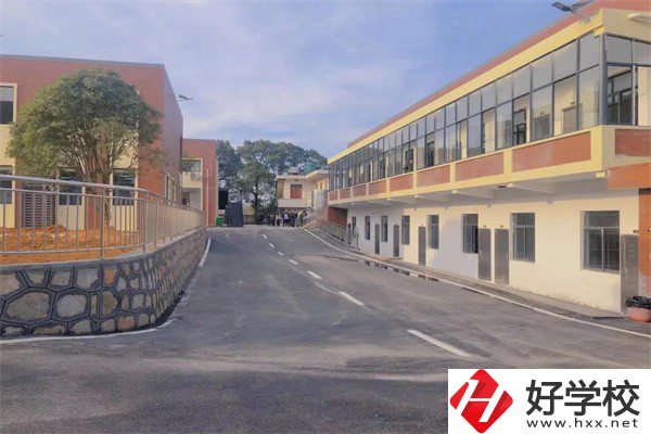 湖南華中工業技工學校教學樓