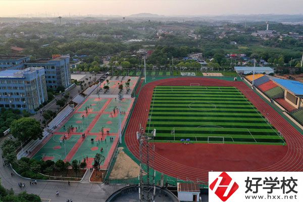 湘潭工貿中專招收往屆生嗎？