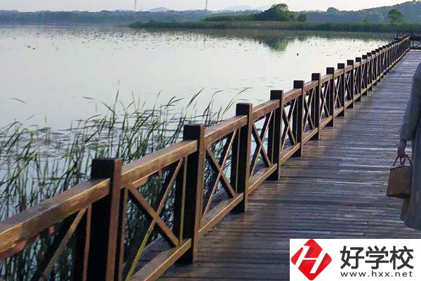 鳳凰縣育英民族學校怎么樣？有什么特色專業？