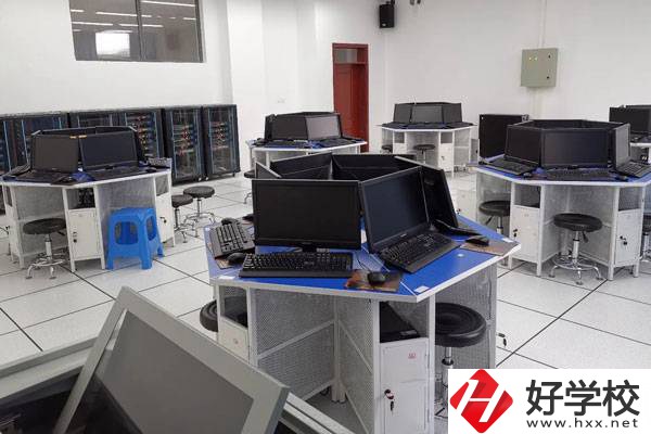衡陽市華鑫信息中等職業學校實訓室