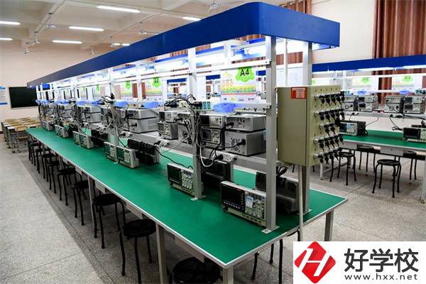 張家界航空工業職業技術學院實訓室