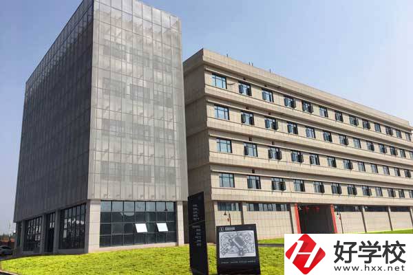 株洲市工業中等專業學校是公立的嗎？一年學費多少？