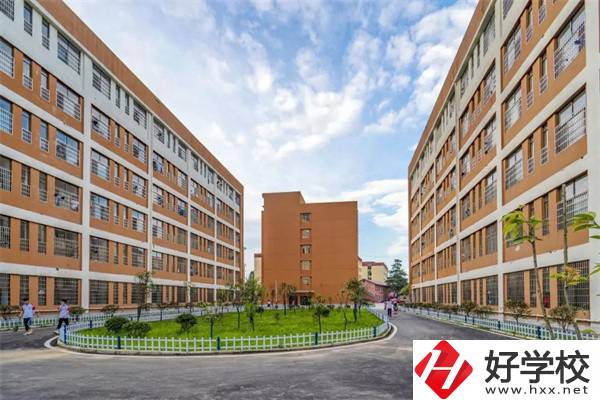 想去婁底新化楚怡工業學校該怎么走？