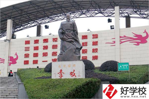 醴陵市陶瓷煙花職業技術學校雕像