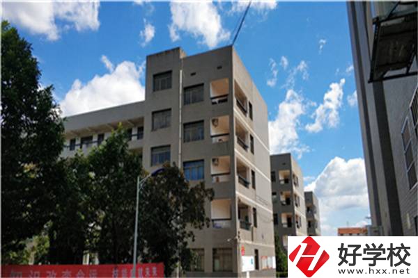 在婁底有開設航空專業的職校嗎？學航空專業有前途嗎？